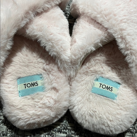 Toms | Pink Fuzzy Slippers - Picture 5 of 7